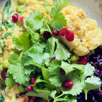 Red Lentil Dhal with Cauliflower, Spinach & Peas